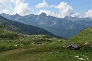 31 Baita del Lago presso il Lago di Val Sambuzza con vista verso il Pizzo del Becco